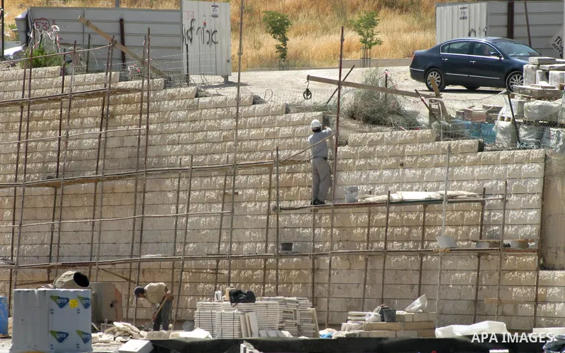 Workers continue the construction at the site of Jewish settlement Harmoun Hanatseve Next to the Arab neighborhood Ras Al Amoud, in the south of Jerusalem, On 10 June 2012. Photo by Mahfouz Abu Turk