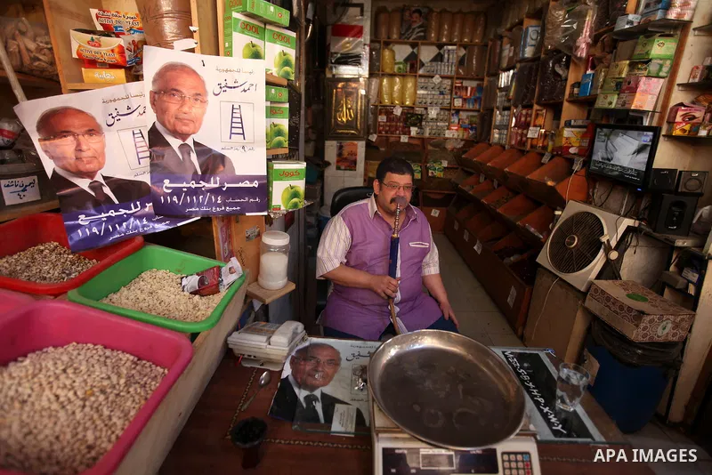 Campaign posters of former Hosni Mubarak's last prime minister Ahmed Shafiq are seen hanging in Cairo's al-Sayeda Zenab district on June 12, 2012. A few days before the second round of the historical elections between Eg...