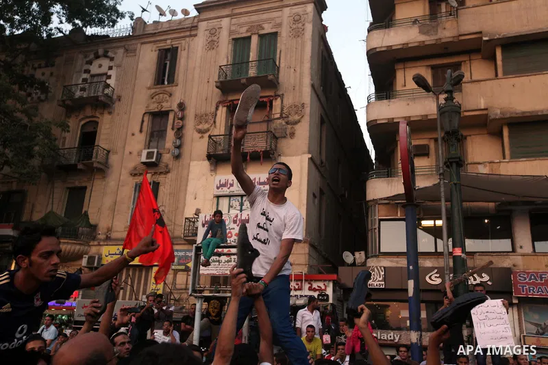 Egyptian protesters take part in a demonstration at Tahrir square in Cairo June 14, 2012. Egypt's supreme court ruled on Thursday to dissolve the Islamist-led parliament, plunging a troubled transition to democracy into...