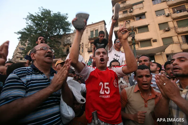 Egyptian protesters take part in a demonstration at Tahrir square in Cairo June 14, 2012. Egypt's supreme court ruled on Thursday to dissolve the Islamist-led parliament, plunging a troubled transition to democracy into...