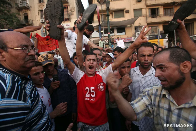 Egyptian protesters take part in a demonstration at Tahrir square in Cairo June 14, 2012. Egypt's supreme court ruled on Thursday to dissolve the Islamist-led parliament, plunging a troubled transition to democracy into...