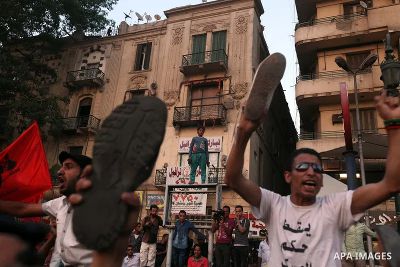 Egyptian protesters take part in a demonstration at Tahrir square in Cairo June 14, 2012. Egypt's supreme court ruled on Thursday to dissolve the Islamist-led parliament, plunging a troubled transition to democracy into...