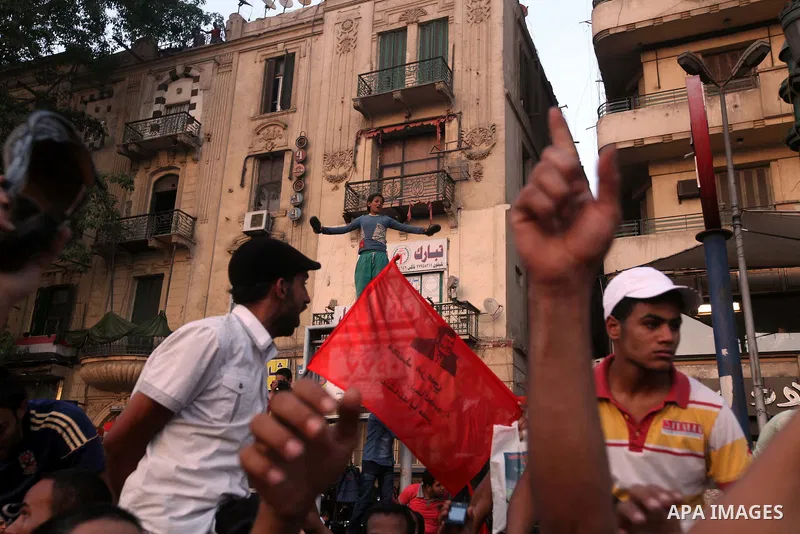 Egyptian protesters take part in a demonstration at Tahrir square in Cairo June 14, 2012. Egypt's supreme court ruled on Thursday to dissolve the Islamist-led parliament, plunging a troubled transition to democracy into...
