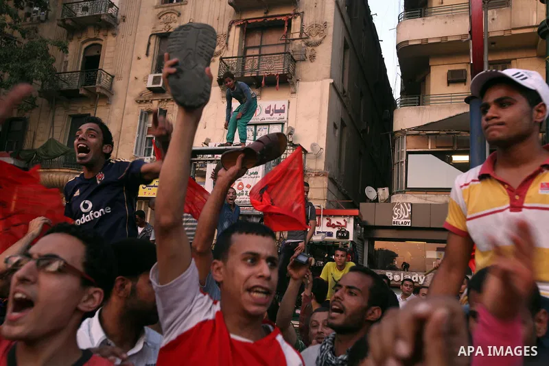 Egyptian protesters take part in a demonstration at Tahrir square in Cairo June 14, 2012. Egypt's supreme court ruled on Thursday to dissolve the Islamist-led parliament, plunging a troubled transition to democracy into...