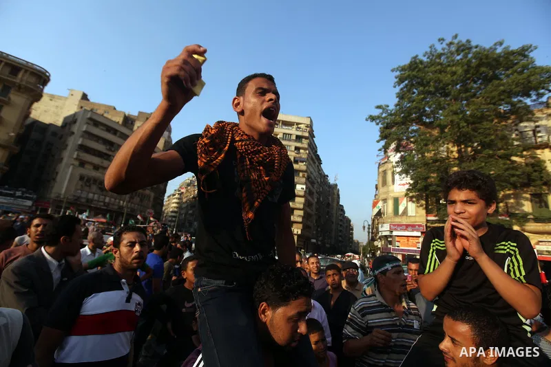 Egyptian protesters take part in a demonstration at Tahrir square in Cairo June 14, 2012. Egypt's supreme court ruled on Thursday to dissolve the Islamist-led parliament, plunging a troubled transition to democracy into...