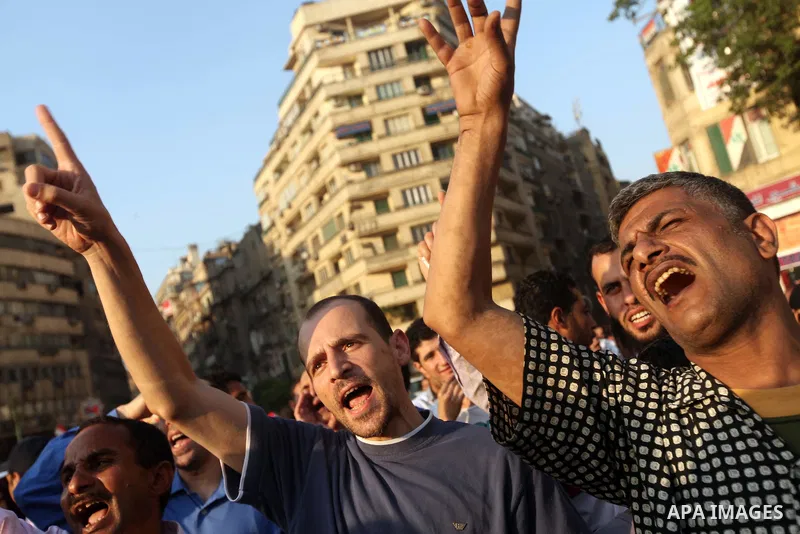 Egyptian protesters take part in a demonstration at Tahrir square in Cairo June 14, 2012. Egypt's supreme court ruled on Thursday to dissolve the Islamist-led parliament, plunging a troubled transition to democracy into...