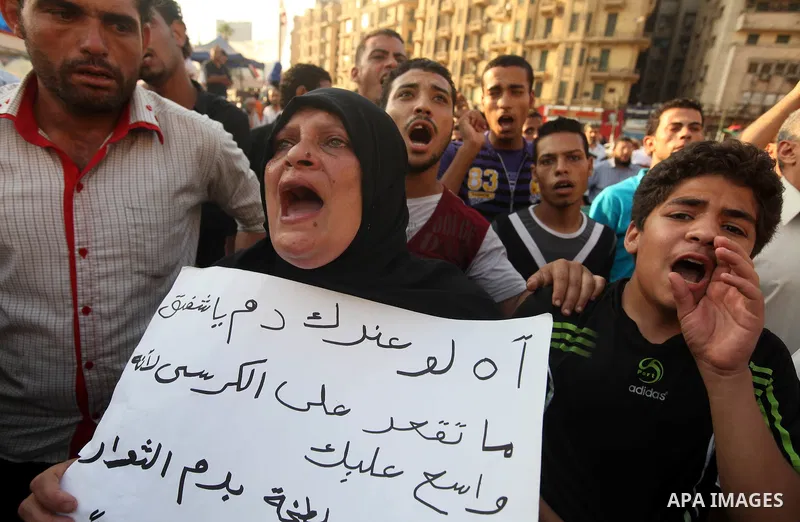 Egyptian protesters take part in a demonstration at Tahrir square in Cairo June 14, 2012. Egypt's supreme court ruled on Thursday to dissolve the Islamist-led parliament, plunging a troubled transition to democracy into...