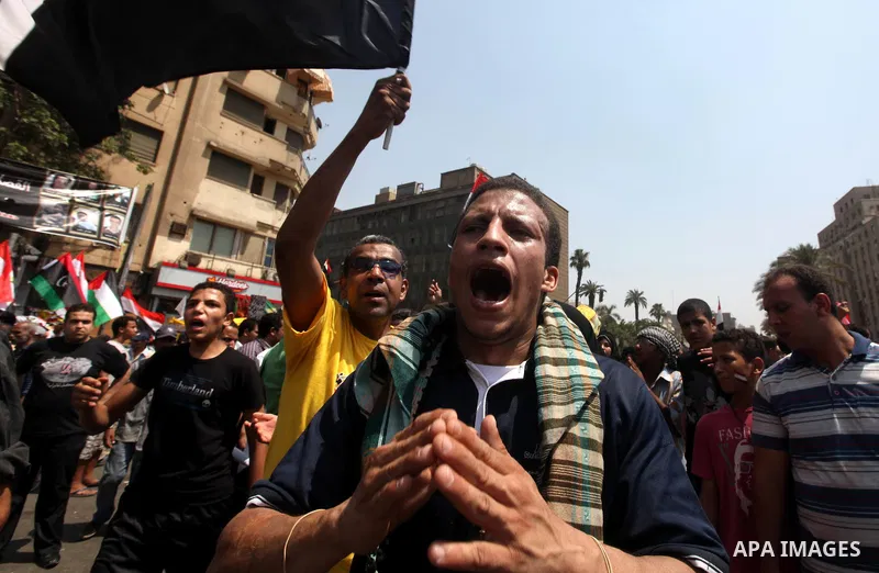 Egyptian protesters take part in a demonstration at Tahrir square in Cairo June 15, 2012. Egypt's supreme court ruled on Thursday to dissolve the Islamist-led parliament, plunging a troubled transition to democracy into...