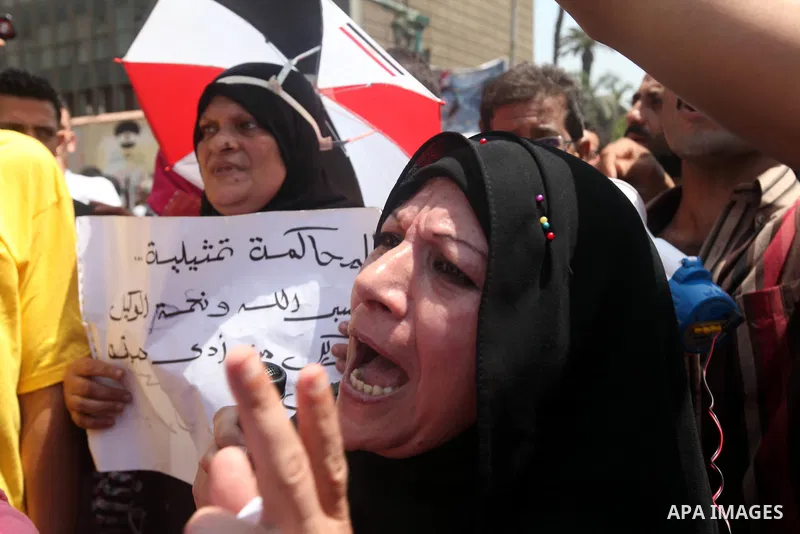Egyptian protesters take part in a demonstration at Tahrir square in Cairo June 15, 2012. Egypt's supreme court ruled on Thursday to dissolve the Islamist-led parliament, plunging a troubled transition to democracy into...