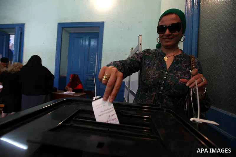 An Egyptian woman casts her vote at a polling station in Cairo on June 16, 2012 in a divisive presidential runoff pitting ousted strongman Hosni Mubarak's last premier Ahmed Shafiq against Muslim Brotherhood candidate Mo...