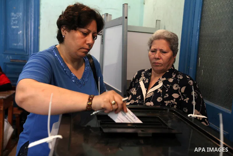 Egyptian women cast their vote at a polling station in Cairo on June 16, 2012 in a divisive presidential runoff pitting ousted strongman Hosni Mubarak's last premier Ahmed Shafiq against Muslim Brotherhood candidate Moha...