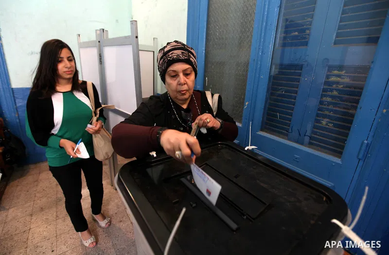 Egyptian women cast their vote at a polling station in Cairo on June 16, 2012 in a divisive presidential runoff pitting ousted strongman Hosni Mubarak's last premier Ahmed Shafiq against Muslim Brotherhood candidate Moha...