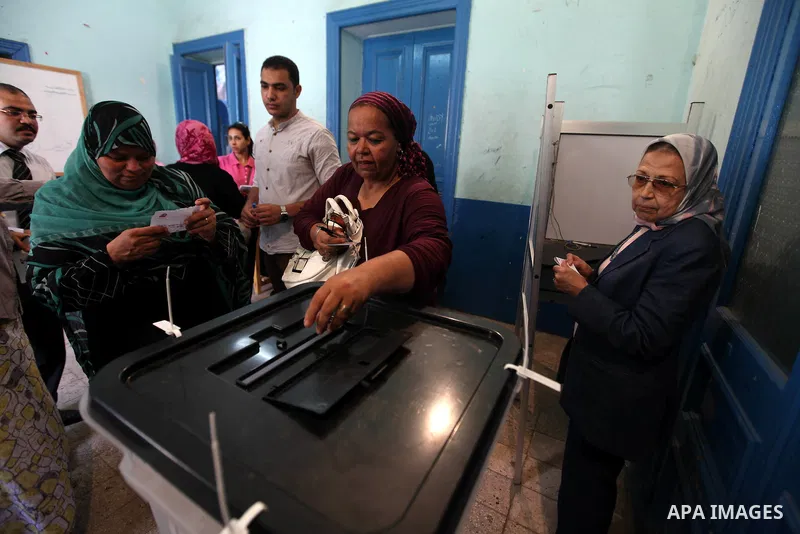 Egyptian women cast their vote at a polling station in Cairo on June 16, 2012 in a divisive presidential runoff pitting ousted strongman Hosni Mubarak's last premier Ahmed Shafiq against Muslim Brotherhood candidate Moha...