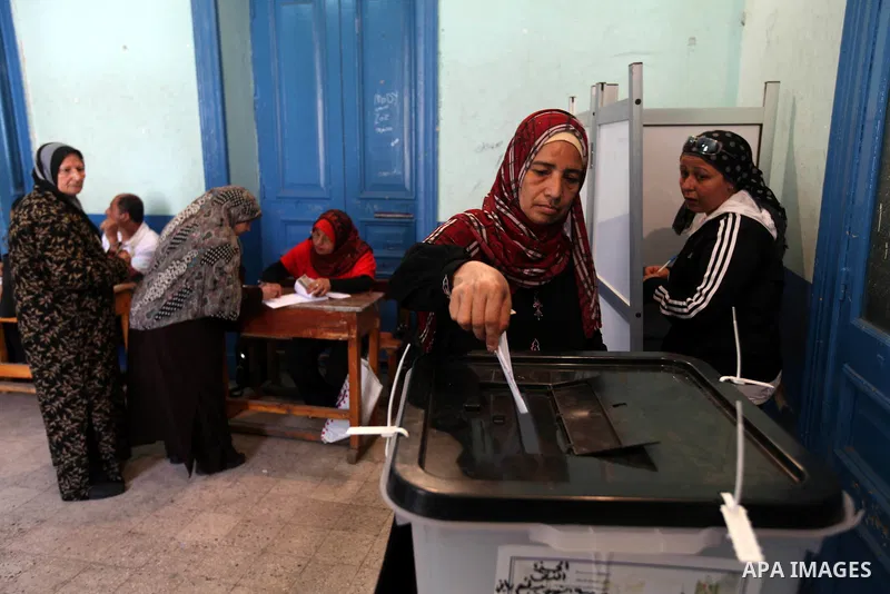Egyptian women cast their vote at a polling station in Cairo on June 16, 2012 in a divisive presidential runoff pitting ousted strongman Hosni Mubarak's last premier Ahmed Shafiq against Muslim Brotherhood candidate Moha...