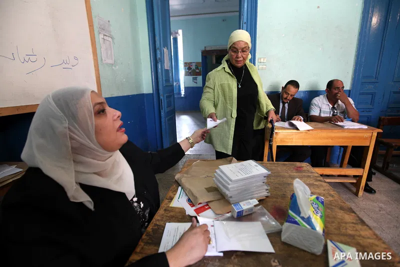 An Egyptian woman casts her vote at a polling station in Cairo on June 16, 2012 in a divisive presidential runoff pitting ousted strongman Hosni Mubarak's last premier Ahmed Shafiq against Muslim Brotherhood candidate Mo...