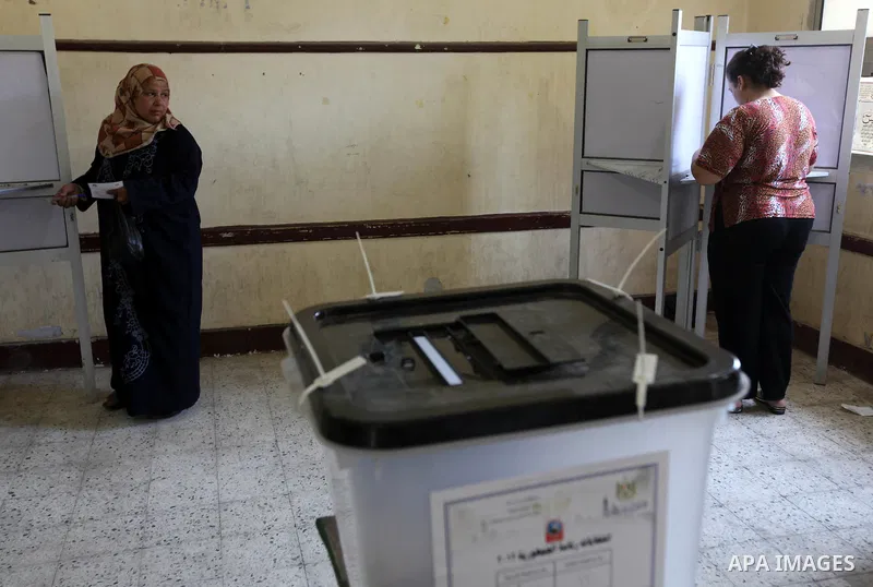 Egyptian women cast their vote at a polling station in Cairo on June 16, 2012 in a divisive presidential runoff pitting ousted strongman Hosni Mubarak's last premier Ahmed Shafiq against Muslim Brotherhood candidate Moha...