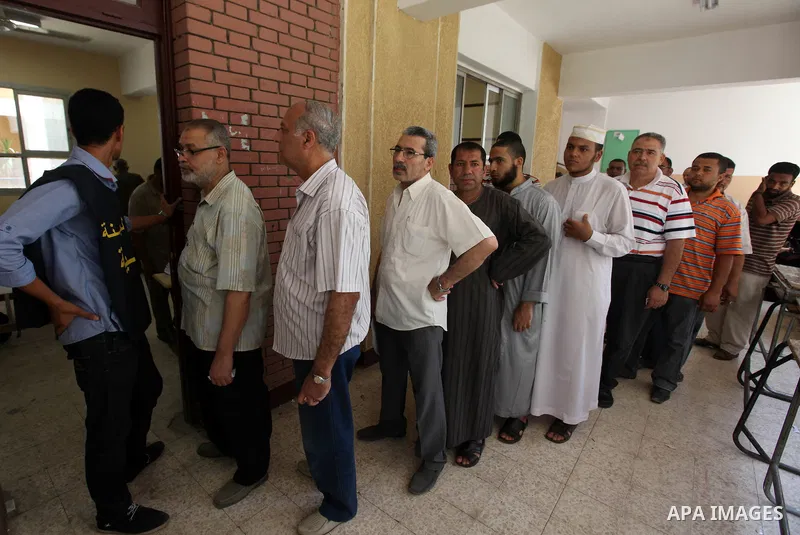 Egyptians queue outside a polling station in Cairo on June 16, 2012 to vote in a divisive presidential runoff pitting ousted strongman Hosni Mubarak's last premier Ahmed Shafiq against Muslim Brotherhood candidate Mohamm...
