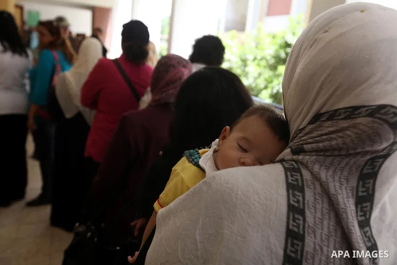 Egyptians queue outside a polling station in Cairo on June 16, 2012 to vote in a divisive presidential runoff pitting ousted strongman Hosni Mubarak's last premier Ahmed Shafiq against Muslim Brotherhood candidate Mohamm...