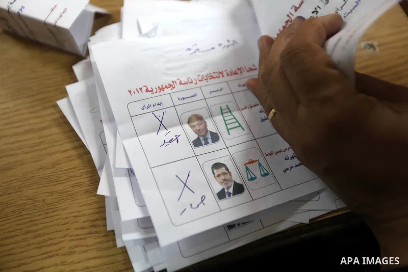 An electoral worker shows an invalid ballot, on which a voter has marked with multiple crosses and written "void" next to both candidates, after polls closed in Cairo June 17, 2012. Egyptians began an anxious wait for th...