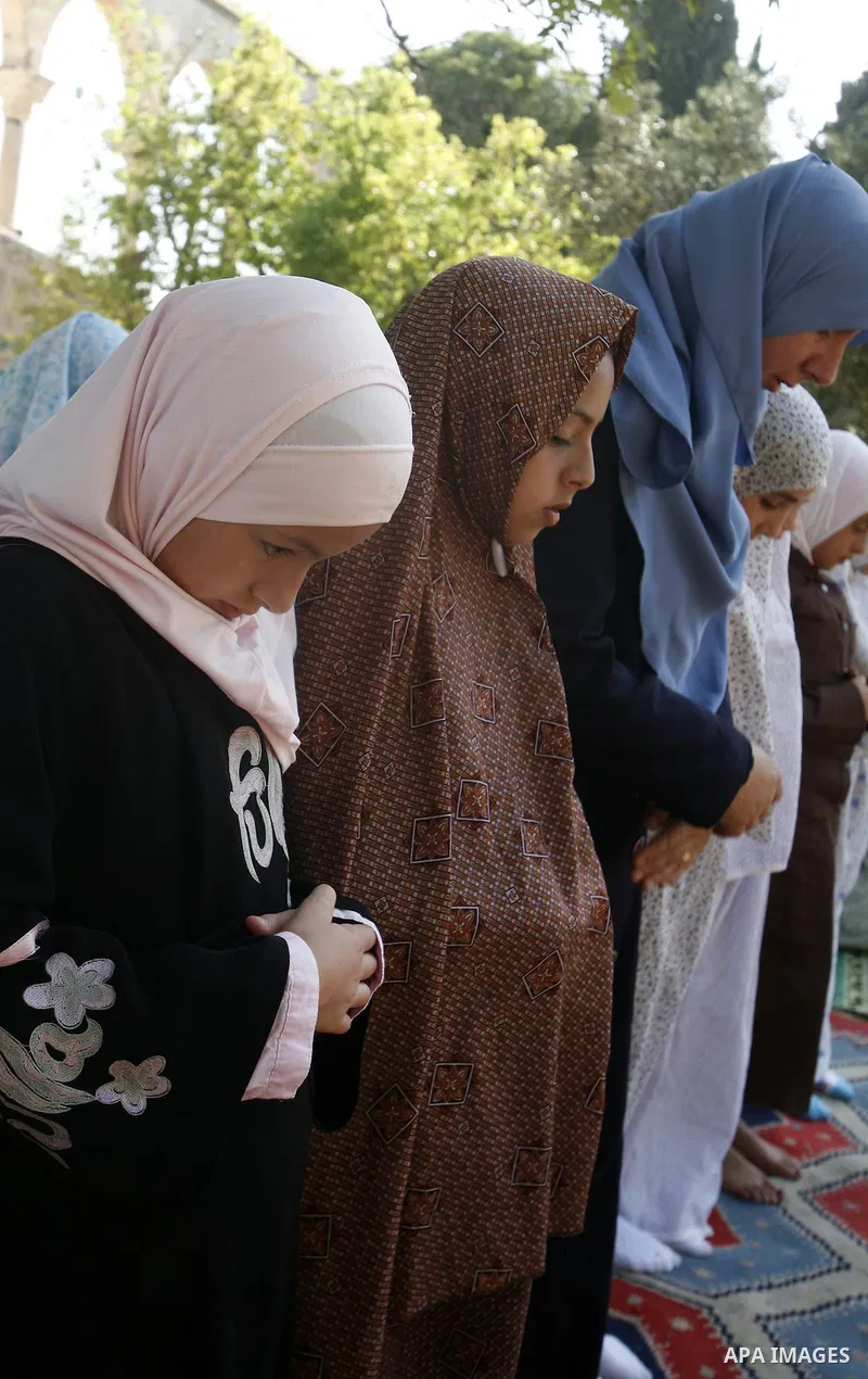 Palestinian children pray during a participate in summer camps at Al-Aqsa mosque in the old city of Jerusalem on 19 June 2012. Photo by Mahfouz Abu Turk