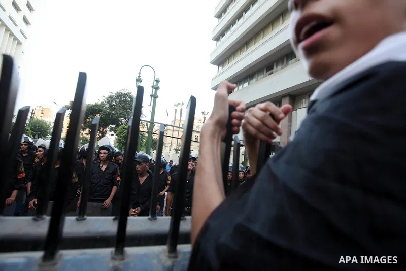 Egyptian riot police stand guard, during a protest against the military council at the gates of Egypt's parliament in Cairo June 19, 2012. Egypt's Muslim Brotherhood declared on Tuesday it did not want a confrontation wi...