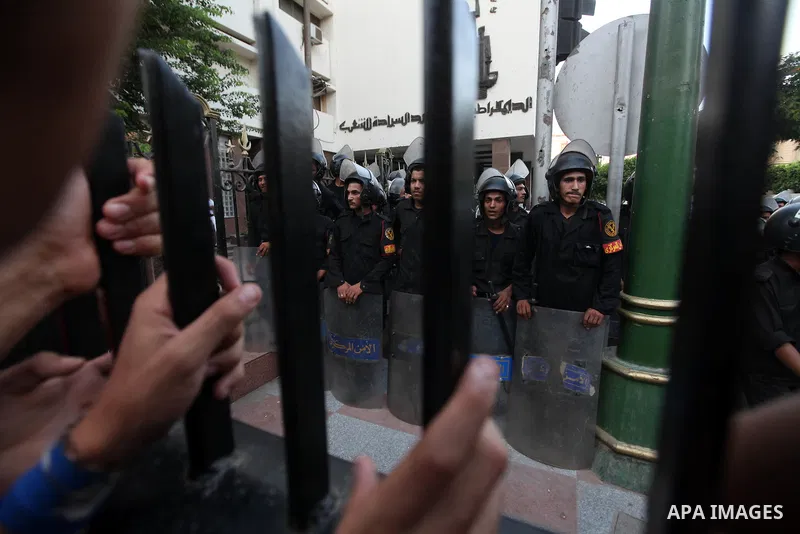 Egyptian riot police stand guard, during a protest against the military council at the gates of Egypt's parliament in Cairo June 19, 2012. Egypt's Muslim Brotherhood declared on Tuesday it did not want a confrontation wi...