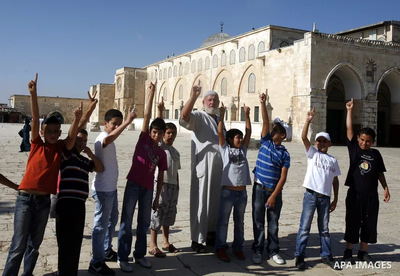 Palestinian children participate in summer camps at Al-Aqsa mosque in the old city of Jerusalem on 21 June 2012. Photo by Mahfouz Abu Turk.