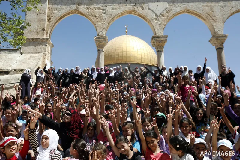 Palestinian children participate in summer camps at Al-Aqsa mosque in the old city of Jerusalem on 21 June 2012. Photo by Mahfouz Abu Turk.