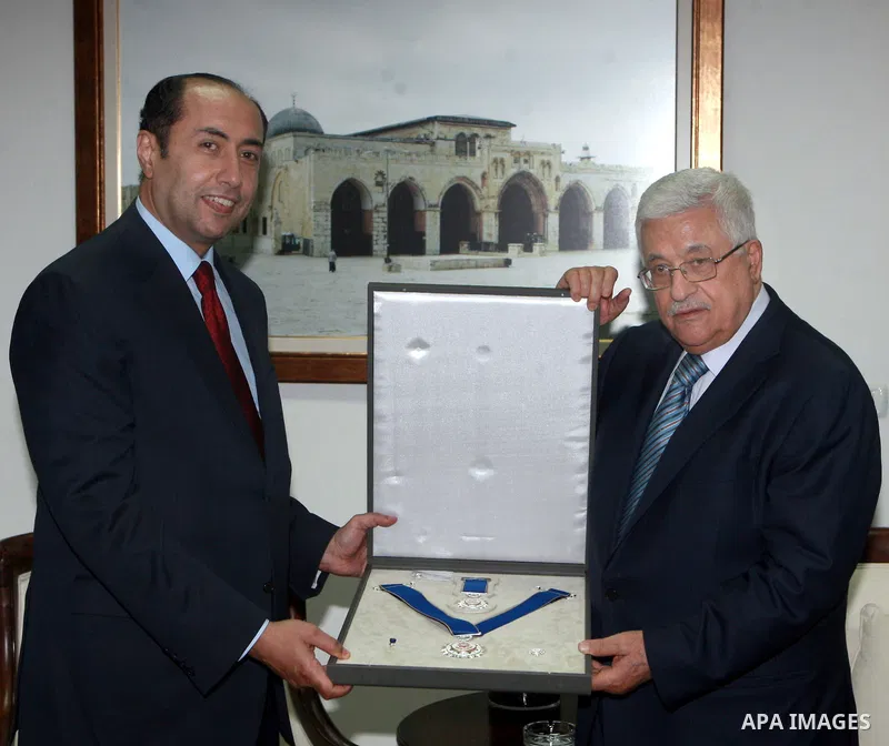 Palestinian President Mahmoud Abbas awards the Presidential Medal of Distinction to the Egyptian Ambassador Hossam Zaki, in the West Bank city of Ramallah on 26 June 2012. Photo by Mohammed al-Ateeq