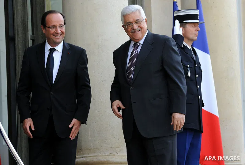 Palestinian President Mahmoud Abbas (Abu Mazen) meets with French President Francois Hollande on 06 July 2012. Photo by Thaer Ganaim