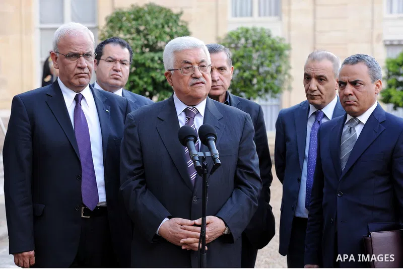 Palestinian President Mahmoud Abbas (Abu Mazen) meets with French President Francois Hollande on 06 July 2012. Photo by Thaer Ganaim
