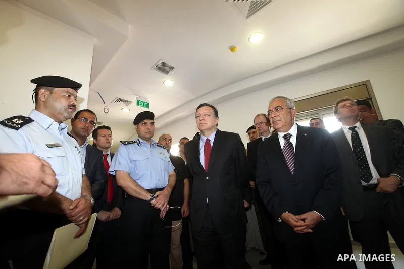 Palestinian Prime Minister Salam Fayyad, receives European Commission President Jose Manuel Barroso in the West Bank city of Ramallah July 8, 2012, as part of his first trip to Israel and the Palestinian territories. Pho...