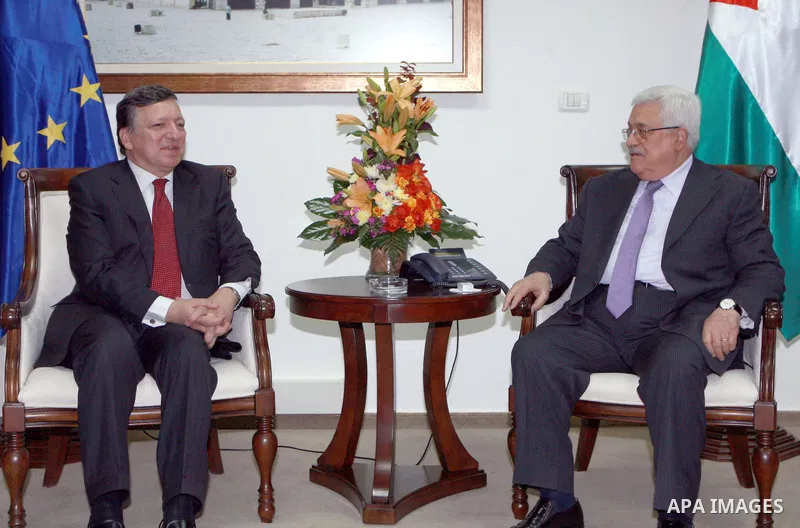 Palestinian President Mahmoud Abbas (Abu Mazen) meets with European Commission President Jose Manuel Barroso in the West Bank city of Ramallah on 08 July 2012. Photo by Thaer Ganaim
