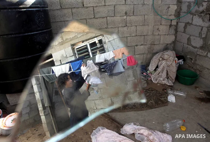 A Palestinian child launders clothes in front her home in Zeitoun neighborhood southern Gaza city on 09 July 2012. Photo by Ashraf Amra