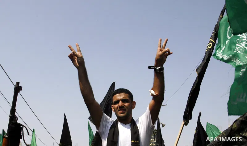 Palestinian soccer player Mahmud Sarsak who staged a hunger strike of nearly three months while in Israeli jail, flashes the V for "victory" sign as he arrives to Rafah southern Gaza strip on July 10, 2012 upon his relea...