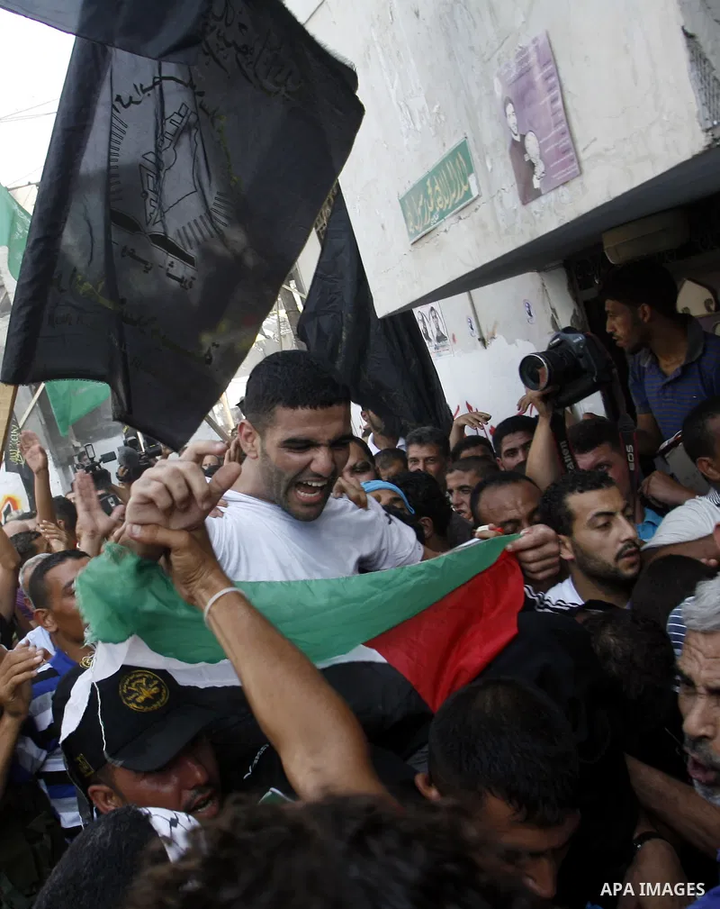 Palestinian soccer player Mahmoud Al-Sarsak greets people upon his arrival to Rafah southern Gaza strip, July 10, 2012. Israel released the Gaza soccer player on Tuesday in a deal to end his intermittent four-month hunge...