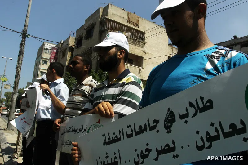 Palestinians take part a protest against political arrests by the security forces in the West Bank, Gaza City on July 11,2012. Photo by Naaman Omar