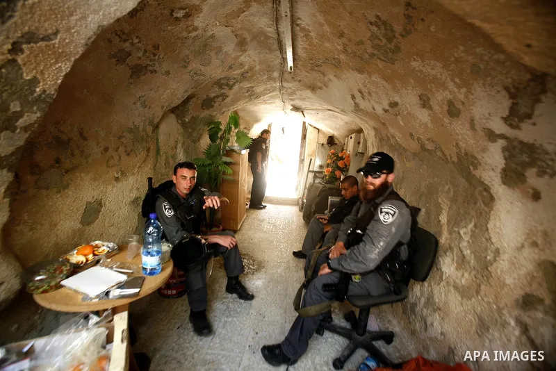 Israeli police officers oversight evacuation process of a Palestinian house in Jerusalem's old city on July. 11,2012 after the Palestinian family receive a notification to evacuate their house. Photo by Mahfouz Abu Turk