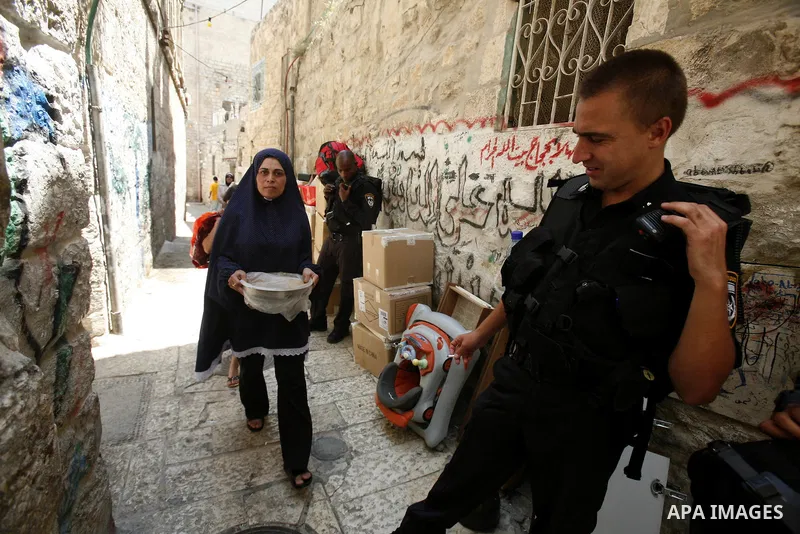 Israeli police officers oversight evacuation process of a Palestinian house in Jerusalem's old city on July. 11,2012 after the Palestinian family receive a notification to evacuate their house. Photo by Mahfouz Abu Turk