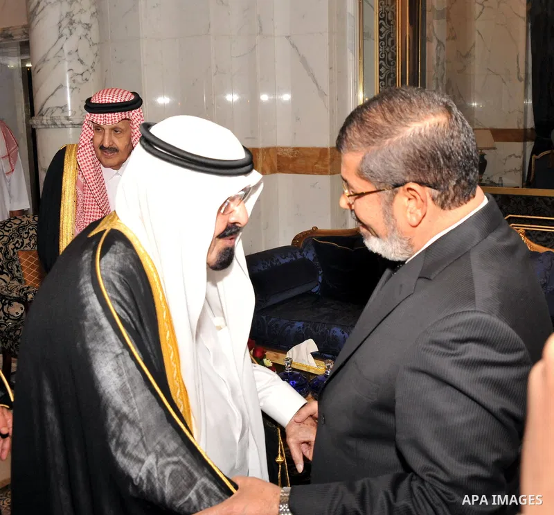 Egypt's President Mohamed Morsi (R) greeting Saudi Arabia's King Abdullah bin Abdul Aziz (2-L) during their meeting in Jeddah, Saudi Arabia, 11 July 2012. Egyptian President Morsi arrived 11 July in Saudi Arabia on his f...