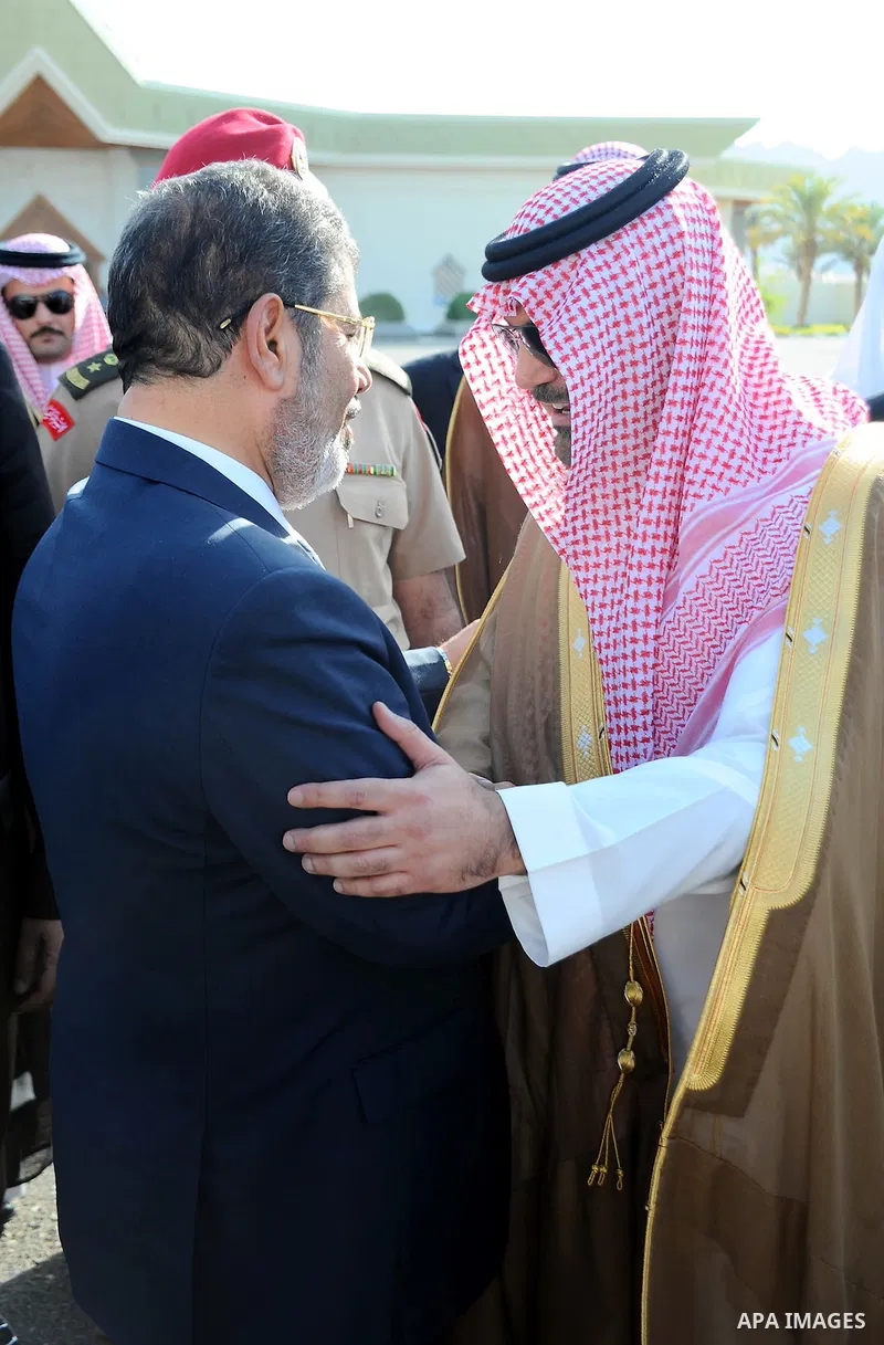 Egyptian President Mohamed Morsi shakes hands with Saudi officials before leaving Saudi Arabia from Jeddah Airport, 12 July 2012. Egyptian President Morsi arrived 11 July in Saudi Arabia on his first foreign trip in offi...