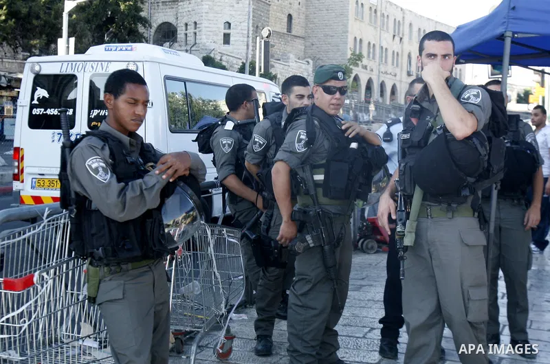 Israeli officers stand near protest to calling of release of palestinian prisoners in Israeli jails whose are still refusing food for after a deal was made to end a mass prisoner hunger strike, during a demonstration in...