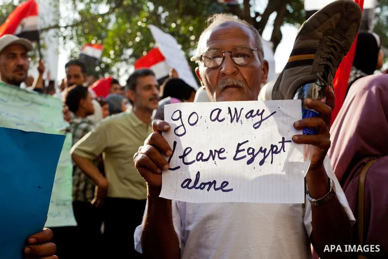 July 14, 2012 - Cairo, Egypt - Egyptians protest in front of the Four Seasons Hotel, where US Secretary of State Hillary Clinton resides for her visit to Egypt. Clinton is visiting Egypt to meet with the new Islamist Pre...
