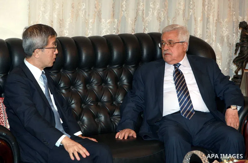 Palestinian President Mahmoud Abbas (Abu Mazen) meets with Japanese peace envoy in Amman, on 15 July 2012. Photo by Thaer Ganaim