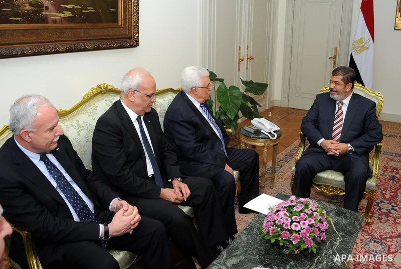 Egyptian President Mohamed Morsi (R) meeting with his Palestinian counterpart Mahmud Abbas, Palestinian negotiator Saeb Erakat (2nd-L) and Palestinian foreign minister Riyad al-Malki (L) at the presidential palace in Cai...