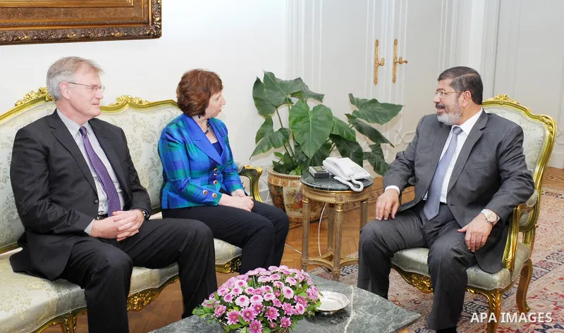Egyptian President Mohamed Morsi (R) speaks with European Union High Representative for Foreign Affairs Catherine Ashton during their meeting at the presidential palace, in Cairo, Egypt, 19 July 2012. Ashton is also due...