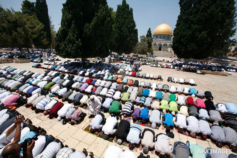 Palestinian worshippers pray outside al-Aqsa mosque in Jerusalem's Old City on the first Friday of the holy month of Ramadan July 20, 2012. Israeli police said that Palestinian males over the age of 40 would be freely pe...