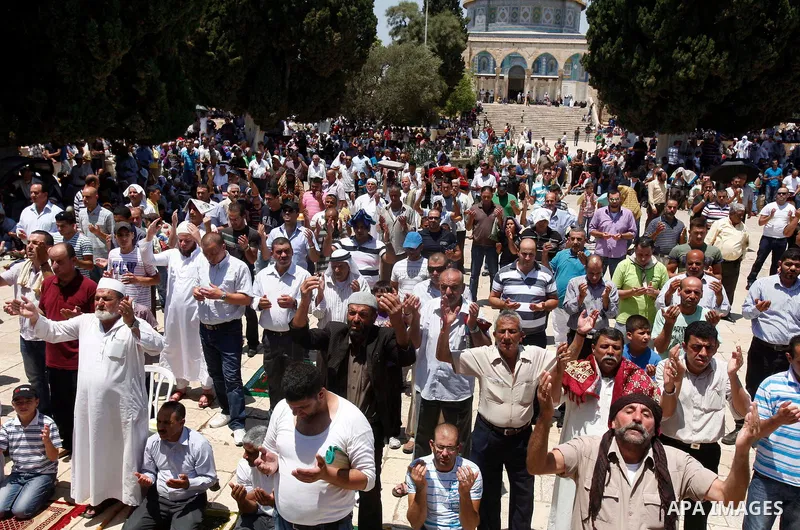 Palestinian worshippers pray outside al-Aqsa mosque in Jerusalem's Old City on the first Friday of the holy month of Ramadan July 20, 2012. Israeli police said that Palestinian males over the age of 40 would be freely pe...