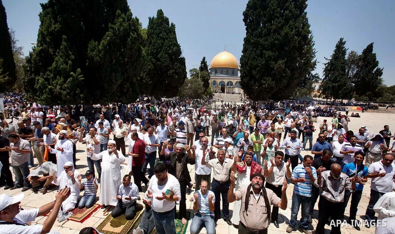 Palestinian worshippers pray outside al-Aqsa mosque in Jerusalem's Old City on the first Friday of the holy month of Ramadan July 20, 2012. Israeli police said that Palestinian males over the age of 40 would be freely pe...