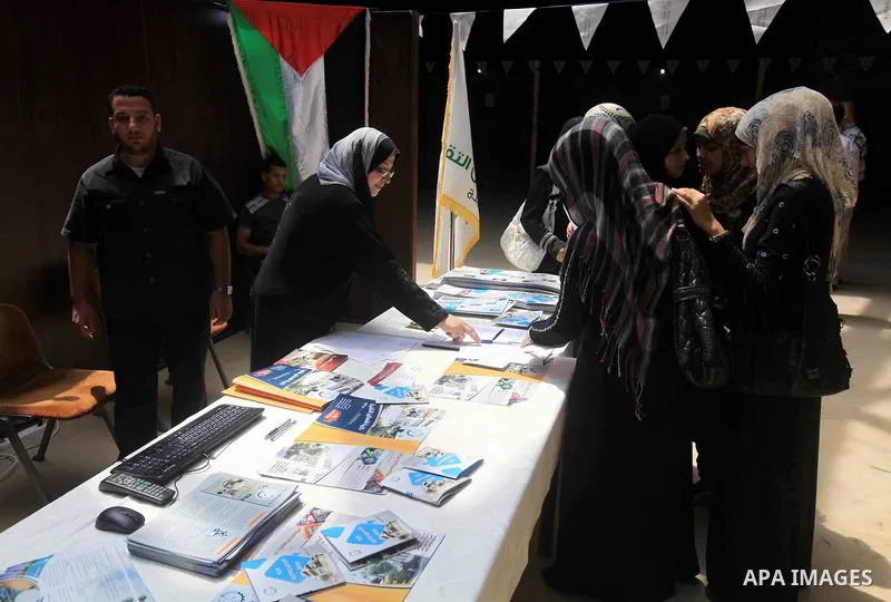 Palestinian students participate in the exhibition for Palestine colleges in the Rashad Shawa Center in Gaza City, on July 22, 2012.. Photo by Majdi Fathi